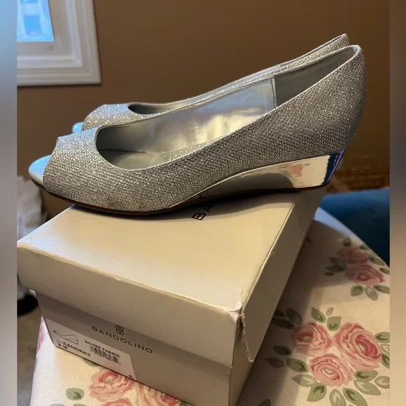 Bandolino Women's Candra Peep Toe Wedge Dress Pumps 8M Silver - Picture 7 of 8